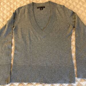 Banana Republic Women’s Sweater with Deep V neck in Gray. Silk/cotton/cashmere.